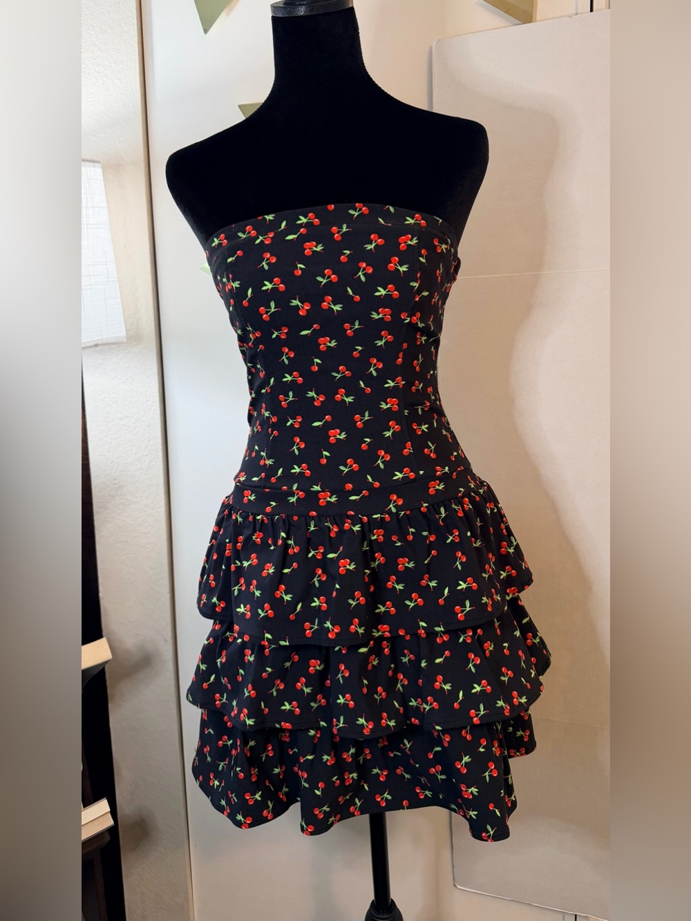 Whimsy-Goth Emerald Sundae Juniors' Cherry-print Strapless Tiered Mini Dress XS - Picture 3 of 9
